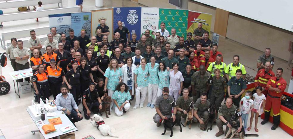 La Asociación Sonrisas visita a los niños hospitalizados en La Fe en la clausura del curso escolar