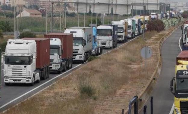 Colas de dos kilómetros y medio en el acceso al puerto de Valencia en una jornada sin paros de estibadores