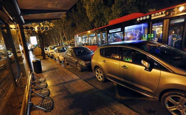 La Policía Local de Valencia empieza a multar el estacionamiento en el carril bus por las noches