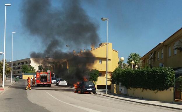 Arde un coche aparcado en una calle de San Antonio de Benagéber