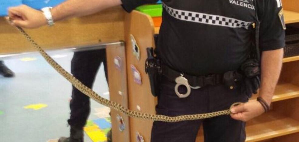 La Policía Local de Valencia rescata una culebra de un metro en el colegio infantil de Pinedo