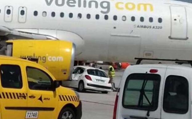 Un coche de handling choca con un avión en Alicante y deja en tierra a 153 viajeros