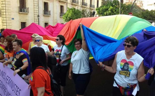 Más de 7.000 personas recorren Valencia en la cabalgata del Orgullo