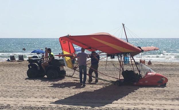 Aterrizaje de emergencia de un ultraligero con dos personas a bordo en una playa de Sagunto