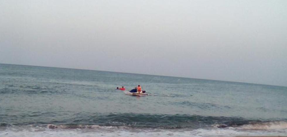 Socorristas fuera de servicio salvan la vida a un kitesurfista en Tavernes de Valldigna