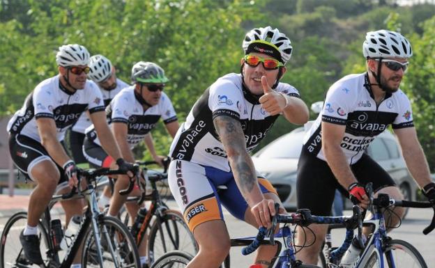 1.000 ciclistas unen deporte y solidaridad en la V Marcha AVAPACE