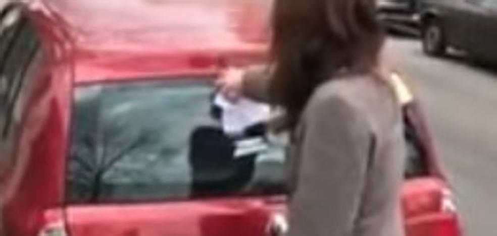 Aparcan frente a su garaje durante tres horas y graba la increíble reacción de la despreocupada propietaria