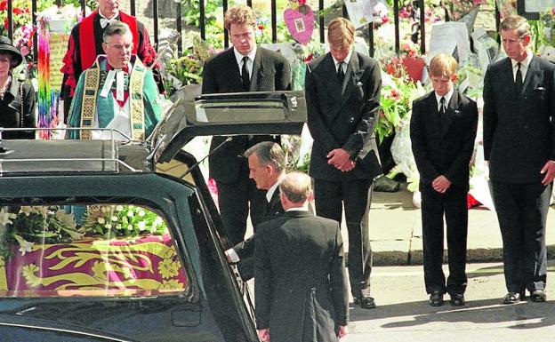 Un funeral, cara a la galería