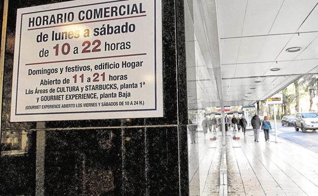 El Congreso insta al Gobierno a que los ayuntamientos no estén obligados a ampliar horarios comerciales