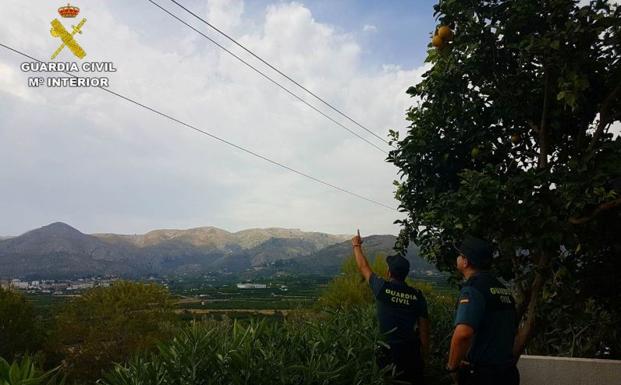 Sufre una descarga al recuperar con un palo una pelota de un poste eléctrico en Pego