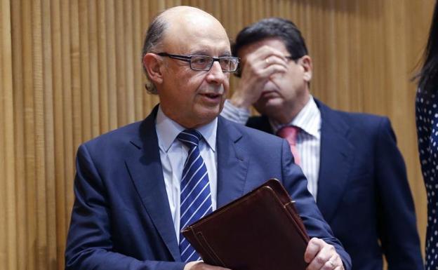 PSOE, Unidos Podemos y C's reprueban a Montoro por «premiar el fraude»