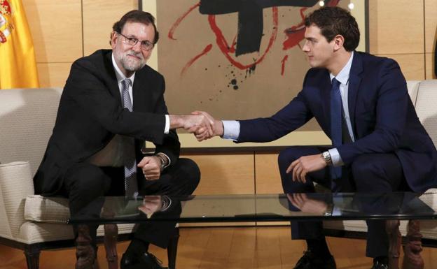 Rivera almuerza con Rajoy en la víspera de su reunión con Pedro Sánchez