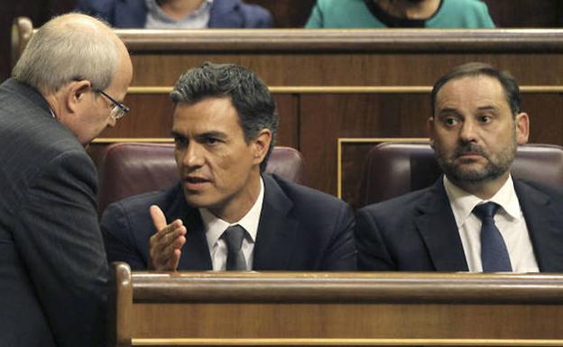 Sánchez y su número dos discrepan sobre los alcaldes del PSC
