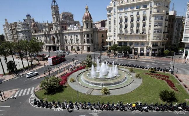Grezzi aboga por expulsar coches y autobuses de la plaza del Ayuntamiento