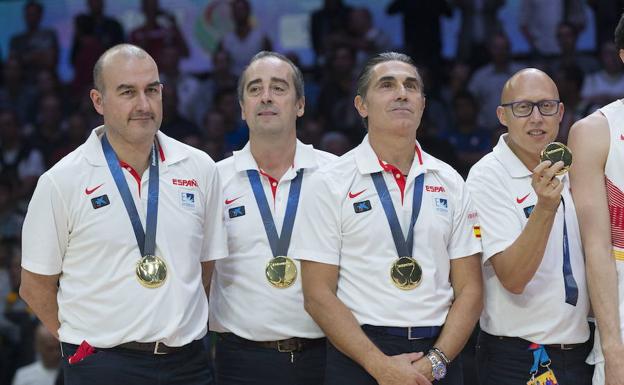 El segundo entrenador de Pedro Martínez en Valencia Basket se queda a las órdenes de Txus Vidorreta