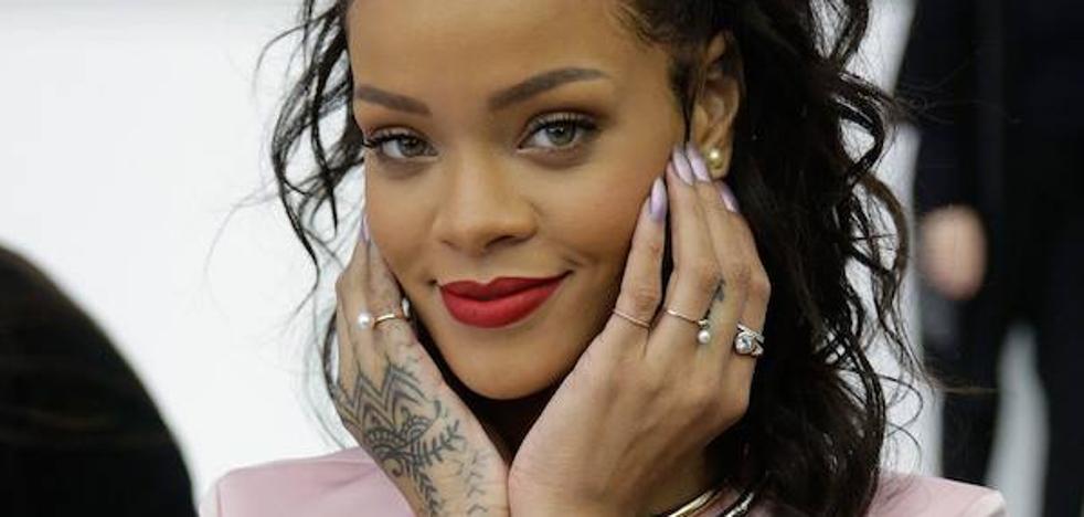 Rihanna, pillada en actitud muy cariñosa con un chico en su visita a España