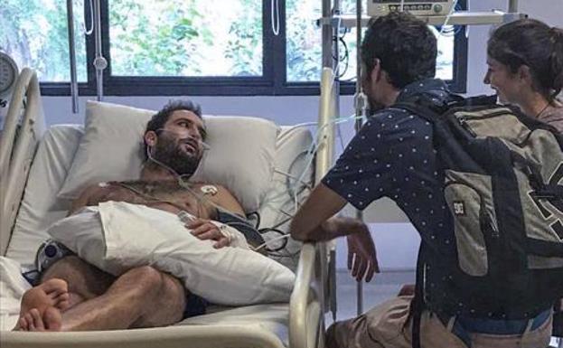 La familia del surfista cántabro con leucemia aguarda su inminente regreso