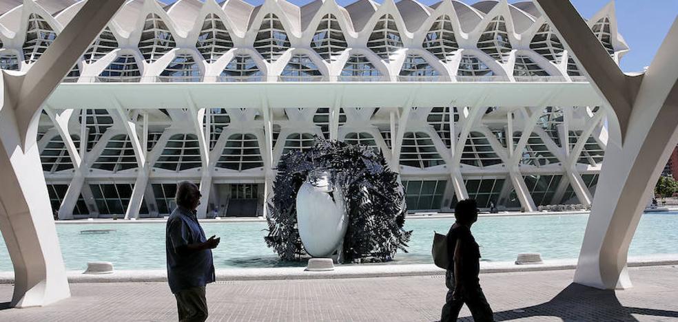 Las monumentales cabezas de Manolo Valdés toman la Ciudad de las Ciencias