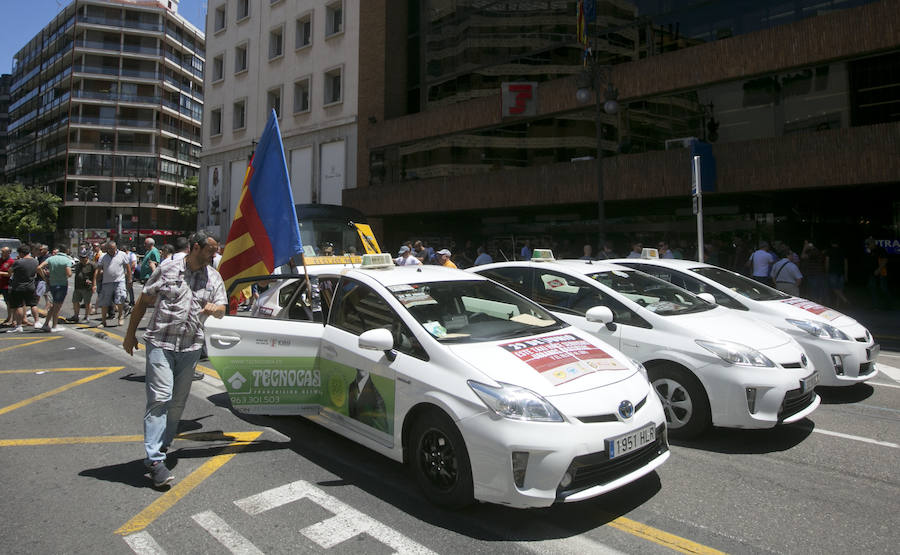 Fotos de la concentración de taxistas en Valencia