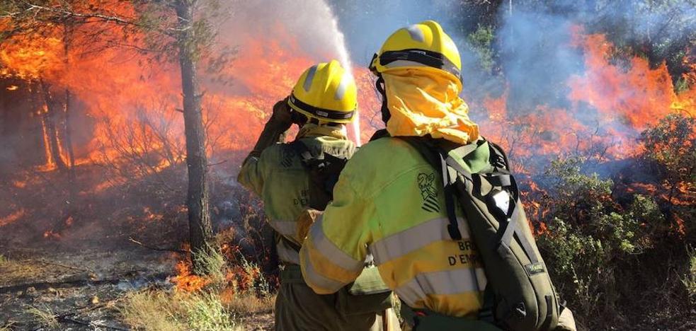 El incendio de la Calderona ya desaloja viviendas y el humo llega a la A-23