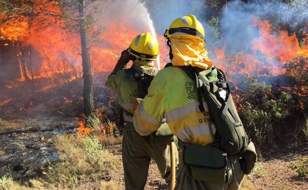 El incendio de la Calderona ya desaloja viviendas y el humo llega a la A-23