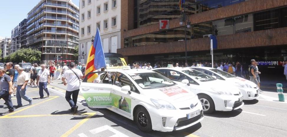 La huelga de taxis colapsa Valencia