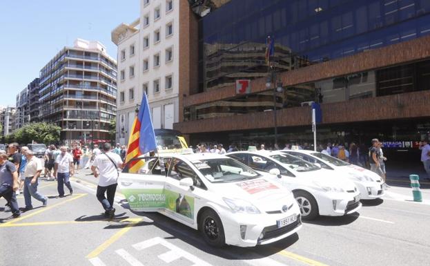 La huelga de taxis colapsa Valencia