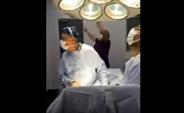 Dos cirujanos celebran los penaltis de Chile en medio de una operación