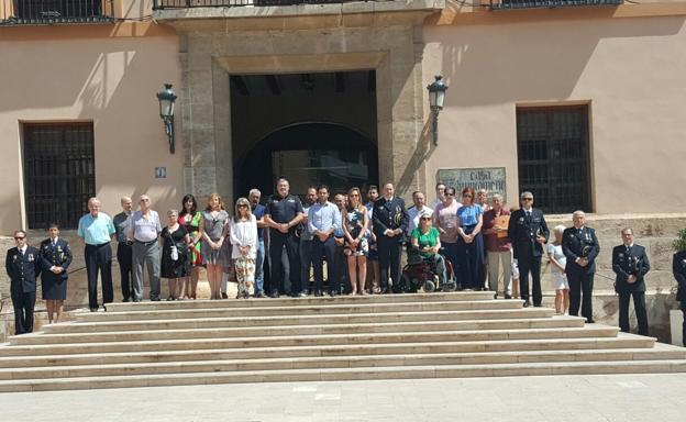 Cinco minutos de silencio en repulsa por el doble crimen de Paterna