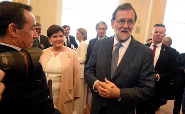 Rajoy descarta que Montoro sea el obstáculo para pactar con el PSOE