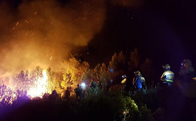 Rachas de viento superiores a 30 km/h dificultan los trabajos de extinción del incendio en la Calderona