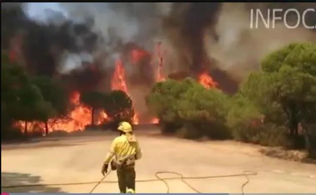 Desalojadas unas 400 personas por el incendio forestal de Riotinto