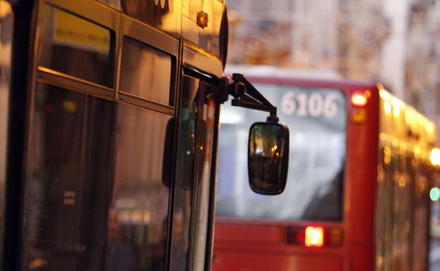 Los vecinos de Valencia critican que hay menos servicio de metro y autobús