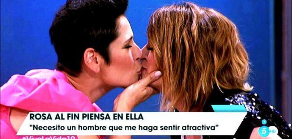 El beso de Rosa López a Toñi Moreno en televisión