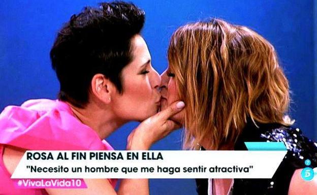 El beso de Rosa López a Toñi Moreno en televisión