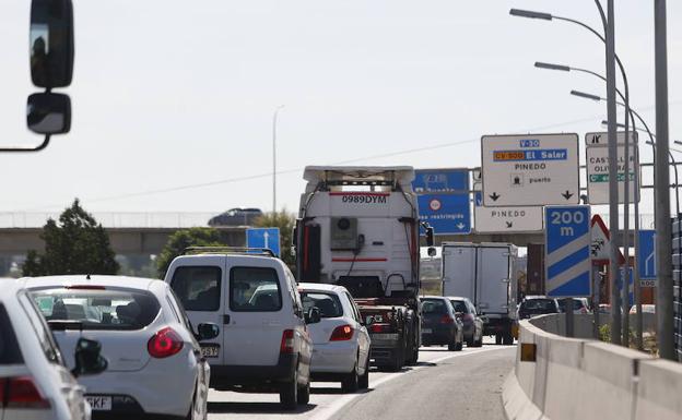 Retenciones kilométricas en los accesos a Valencia por la V-21 y la V-30