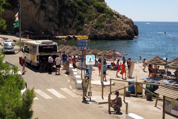 Las restricciones de acceso a la cala Granadella en Xàbia dividen a vecinos y empresarios