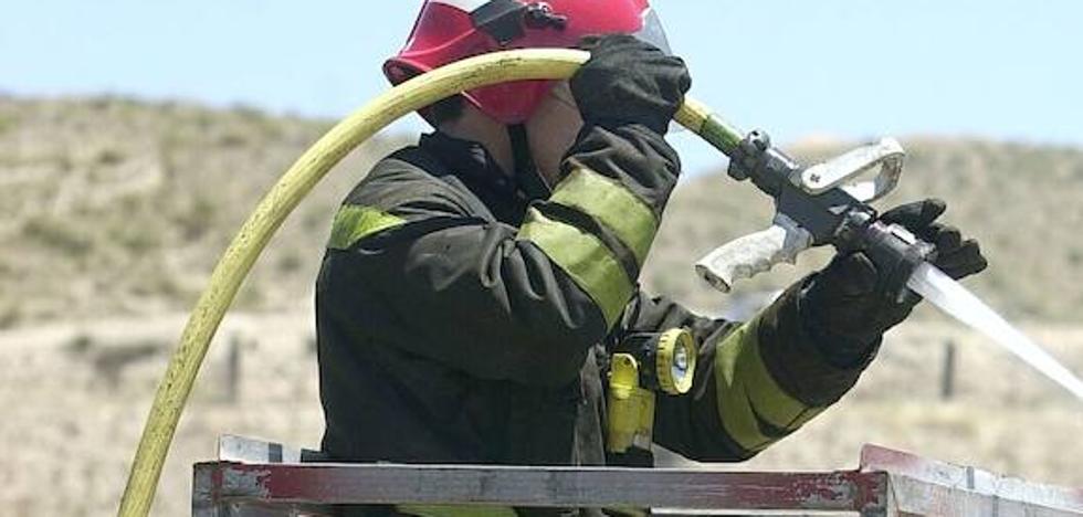 Un incendio de matorrales en Aldaia desata una columna de humo en l'Horta