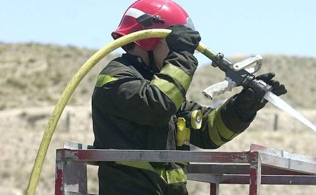 Un incendio de matorrales en Aldaia desata una columna de humo en l'Horta