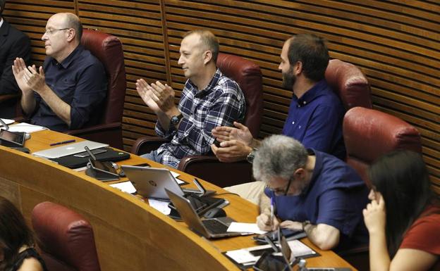 Directo | Los exdiputados de CS ocupan sus nuevos escaños en el pleno de Les Corts