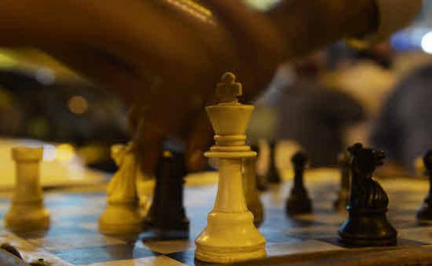 Un ajedrecista valenciano ciego compite contra videntes en el XXXVII Open Internacional de Benasque