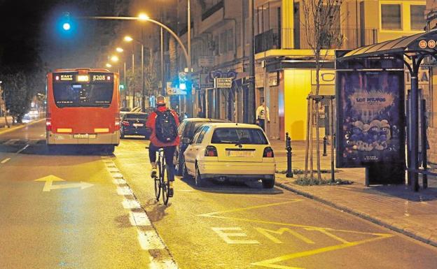 El 70% de encuestados por Avacu, en contra de la prohibición de aparcar en el carril bus por la noche en Valencia