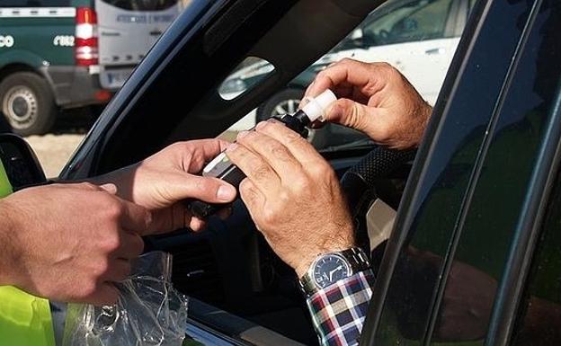 Prisión para un motorista borracho que mostró sus genitales a un policía y le dijo: «Sopla aquí»