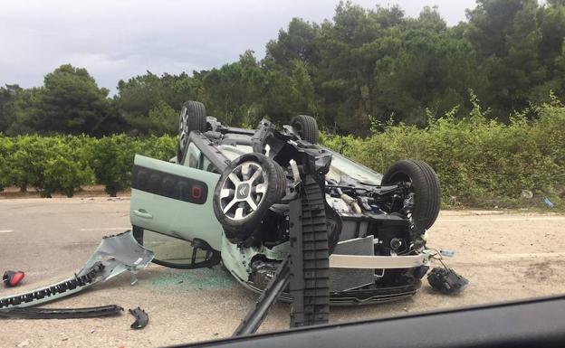 Aparatoso accidente entre dos vehículos en Godella