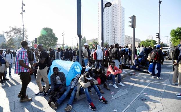 La Policía evacúa un campamento con 2.771 inmigrantes en París