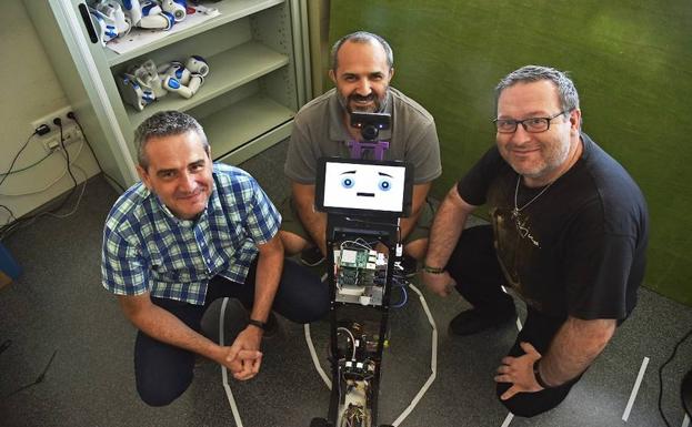 Un prototipo de robot valenciano es capaz de detectar las emociones de un grupo de personas e interactuar