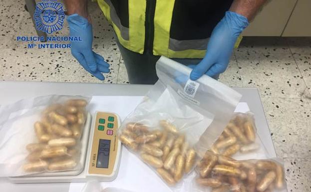 Detenido con 1,2 kilos de cocaína en 84 bellotas dentro del cuerpo tras volar desde Mozambique