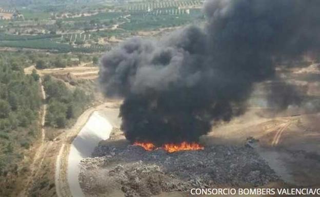 Declarado un incendio en el vertedero de Pedralba