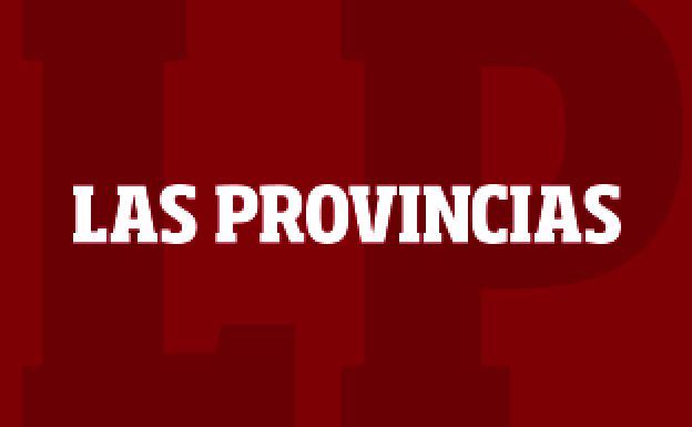 Un hombre recibe varios puntos tras un golpe con un toro en los bous a la mar de Dénia