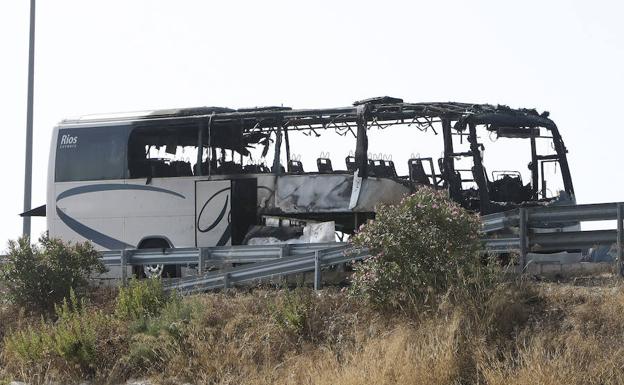 Arde un autobús con 19 pasajeros junto a la Universitat de Alicante